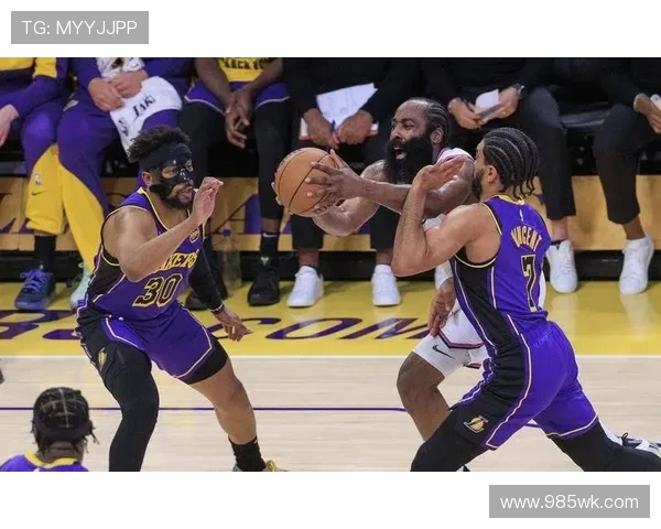 詹姆斯复出首战带领湖人击败快船 展现领袖风范并刷新多项纪录